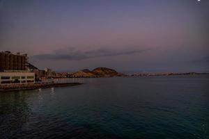 le coucher du soleil paysage de alicante Espagne avec lune photo