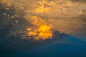 Naturel Contexte avec incroyable original pluie orage des nuages sur été journée photo