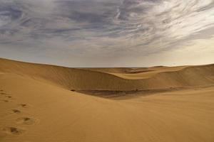 été désert paysage sur une chaud ensoleillé journée de maspalomas dunes sur le Espagnol île de gran Canaria photo