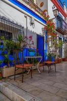 l historique vieux coloré Maisons barrio Père Noël cruz alicante Espagne sur une ensoleillé journée photo