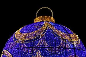 gros Noël babiole décoration dans alicante rue sur noir nuit Contexte photo