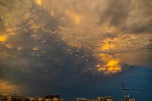 Naturel Contexte avec incroyable original pluie orage des nuages sur été journée photo