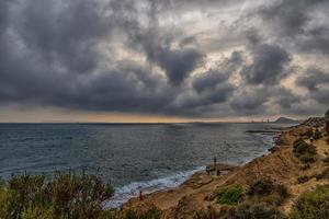 paysage de le front de mer de alicante Espagne sur une chaud ensoleillé l'automne journée photo