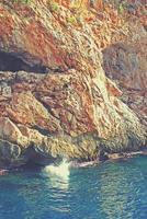 méditerranéen paysage et rochers dans le turc ville de Alanya sur une chaud été après midi photo