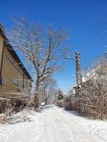 étroit ville côté route dans hiver neigeux ensoleillé journée photo