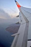 vue de le avion fenêtre sur le paysage de canari île fuerteventura dans Espagne photo