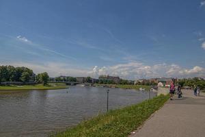 paysage de le boulevards sur le vistule rivière dans Cracovie sur une chaud été vacances journée photo