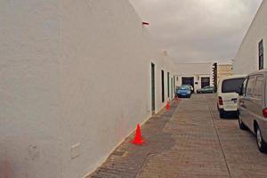 blanc faible historique bâtiments et étroit des rues dans le Espagnol ville de teguiser, lanzarote photo