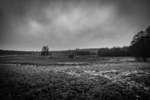hiver agricole paysage avec neige sur une nuageux journée dans Pologne photo
