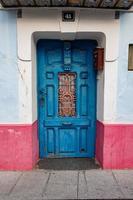 vieux antique bleu en bois porte dans une immeuble maison photo