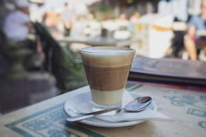 traditionnel café avec Lait leche leche servi sur gran Canaria dans le canari îles dans le restaurant sur le terrasse photo