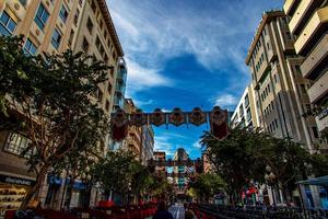 ville de alicante Espagne décoré pour Pâques sur une ensoleillé journée photo