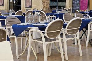 blanc les tables avec marine bleu nappe de table dans restaurant attendre pour les clients dans Espagne photo