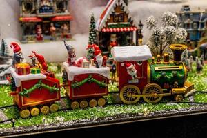 Noël décoration jouet vert Père Noël train avec elfes photo