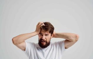 homme dans blanc T-shirt tête blessure santé traitement photo