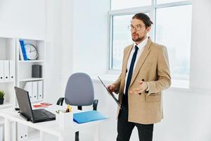 homme dans beige veste en portant une téléphone Téléphone Bureau exécutif photo