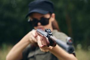 femme sur la nature pistolet vue chasse noir casquette vert photo