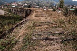 proche vue de vieux chemin de fer des pistes avec usé cravates. chemin de fer viaduc Ukraine, verkhovyna photo