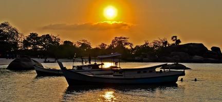 vue de traditionnel pêche bateaux avec une magnifique le coucher du soleil Contexte photo