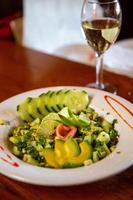 Avocat salade avec du vin photo