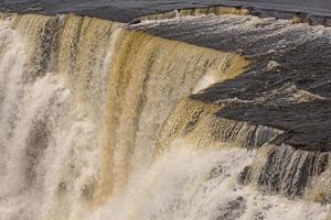 foncé des eaux se précipiter plus de le bord photo