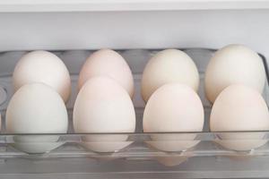 biologique blanc canard des œufs dans le frigo Frais de le ferme prêt pour petit déjeuner. photo