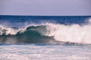 énormes vagues de la mer photo