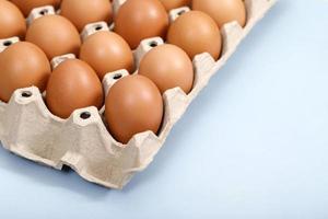 Contexte Frais poulet des œufs dans une papier carton boîte prêt pour petit déjeuner. photo