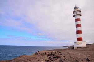 phare en bord de mer photo