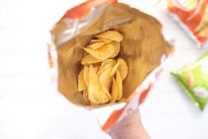 chips de pomme de terre dans un sac photo