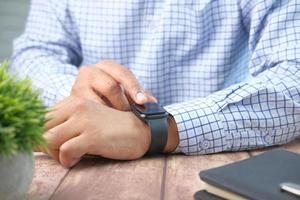 la main de l'homme à l'aide d'une montre intelligente photo