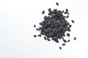 raisins noirs sur fond blanc photo