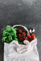 en bonne santé produit pour italien Pâtes dans en tissu sac sur foncé tableau. réutilisable sac avec épiceries. photo