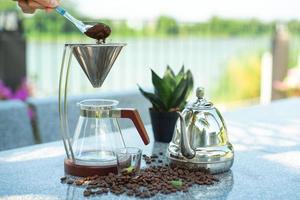 barista versant du café en poudre dans le cône goutte à goutte