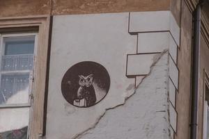 mural de un hibou sur le mur de un vieux historique immeuble maison dans Varsovie, Pologne photo