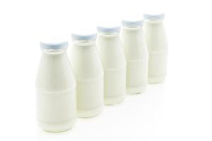 Verre de bouteille de lait isolé sur fond blanc photo