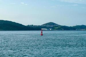 bouée rouge flottant dans la mer photo