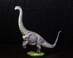 le brontosaure dinosaure dans le foncé photo