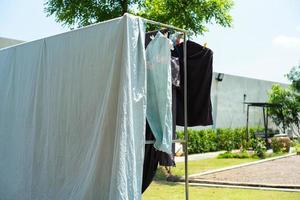 Gros plan de nombreux morceaux de chiffons suspendus avec pince à linge pour le séchage au soleil photo