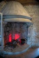 antique cheminée dans le cuisine dans le médiéval pierre Château dans le musée photo