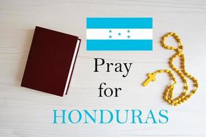 prier pour Honduras. chapelet et saint Bible Contexte. photo