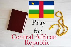 prier pour central africain république. chapelet et saint Bible Contexte. photo