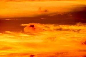 ciel coloré au coucher du soleil photo