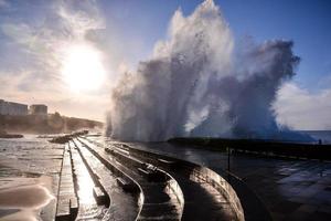 énormes vagues de la mer photo