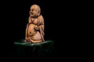 Bouddha sculpture sur noir Contexte photo