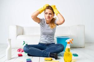 femme maison nettoyage nettoyage planchers éponger Provisions intérieur photo
