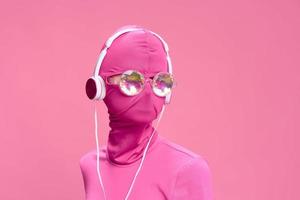 Créatif fou rose photo sur une rose Contexte avec rose vêtements et accessoires, cyberpunk concept et conceptuel art la photographie
