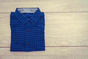 chemise sur fond en bois photo