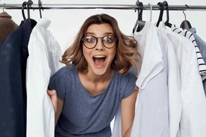 femme avec des lunettes vêtements cintre mode de vie achats studio photo