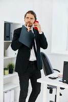 homme dans une costume en portant une téléphone Téléphone Bureau les technologies photo